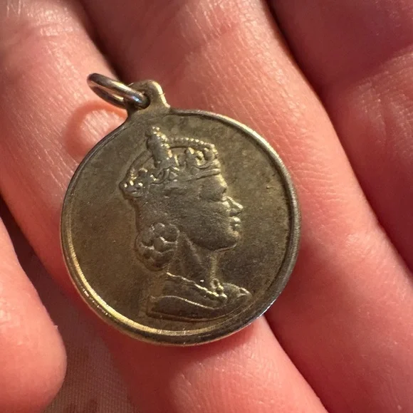 Saint George Slaying the Dragonpence Pendant - Picture 2 of 3